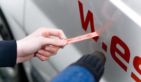 Lipdukų nuėmimas nuo automobilio Vilniuje